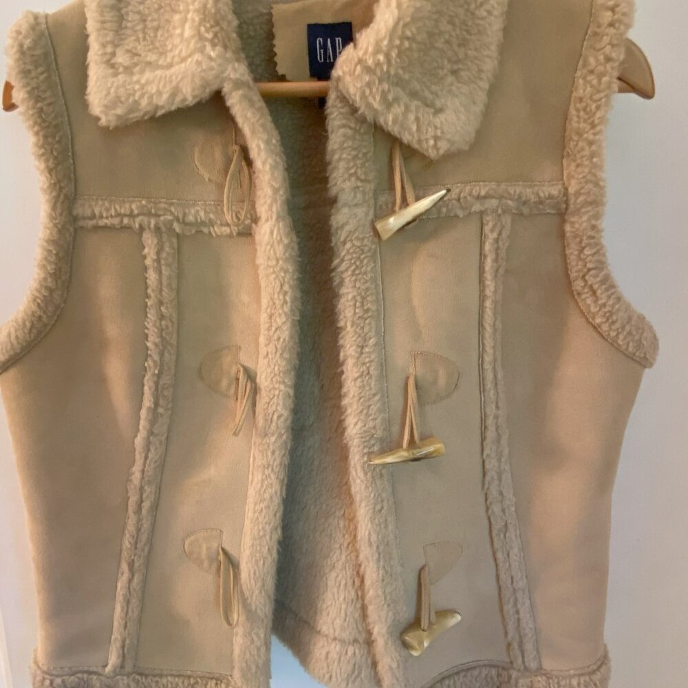 GAP Faux Suede Shearling Toggle Front Vest Women’s Medium Fits Like Small